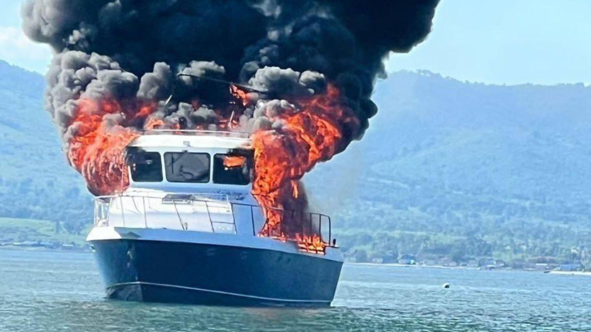 Во Владивостоке горел катер