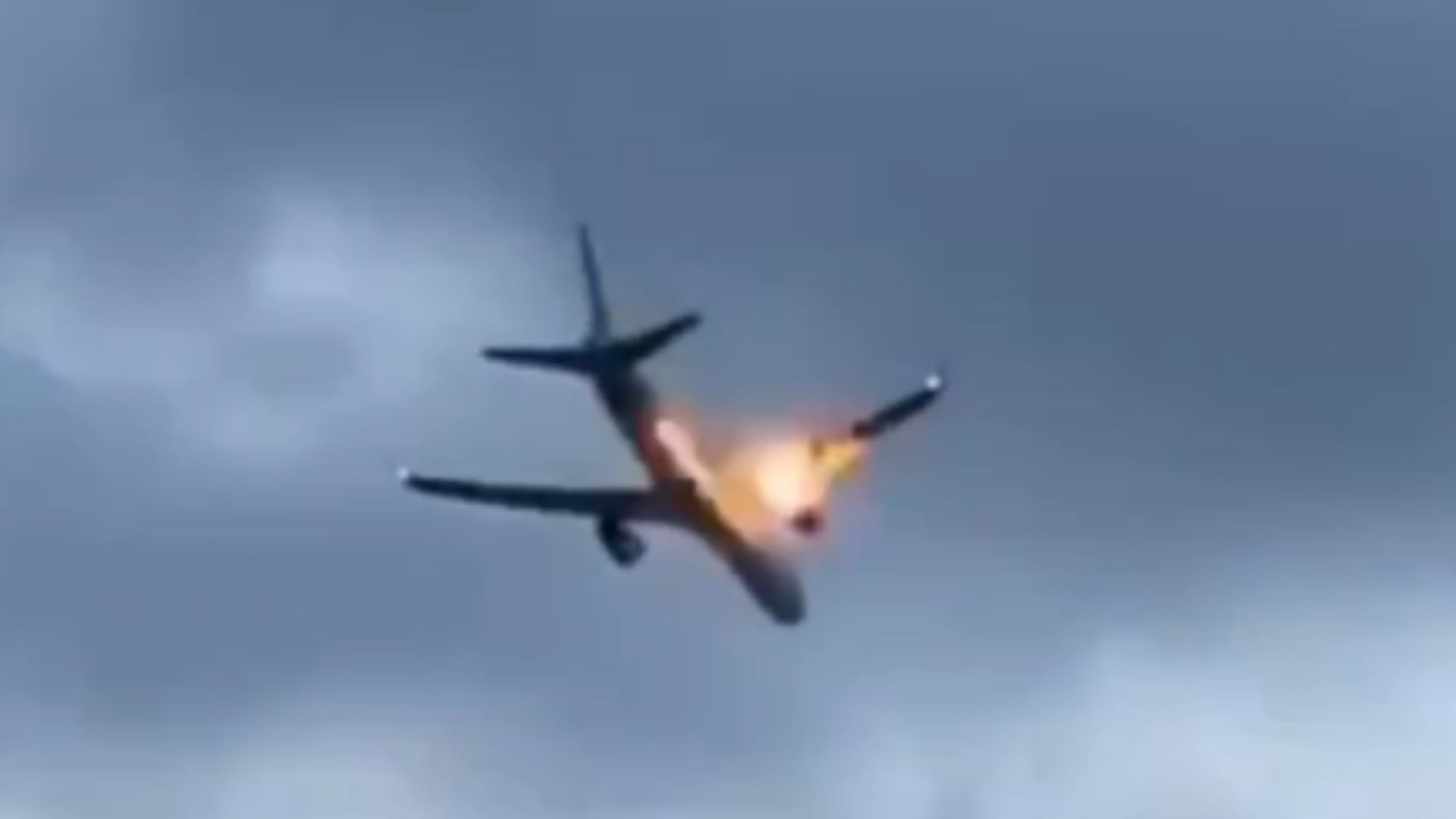 Літак з 273 пасажирами загорівся у повітрі: жахливе відео - 24 Канал Літак з 273 пасажирами загорівся у повітрі: жахливе відео - 24 Канал