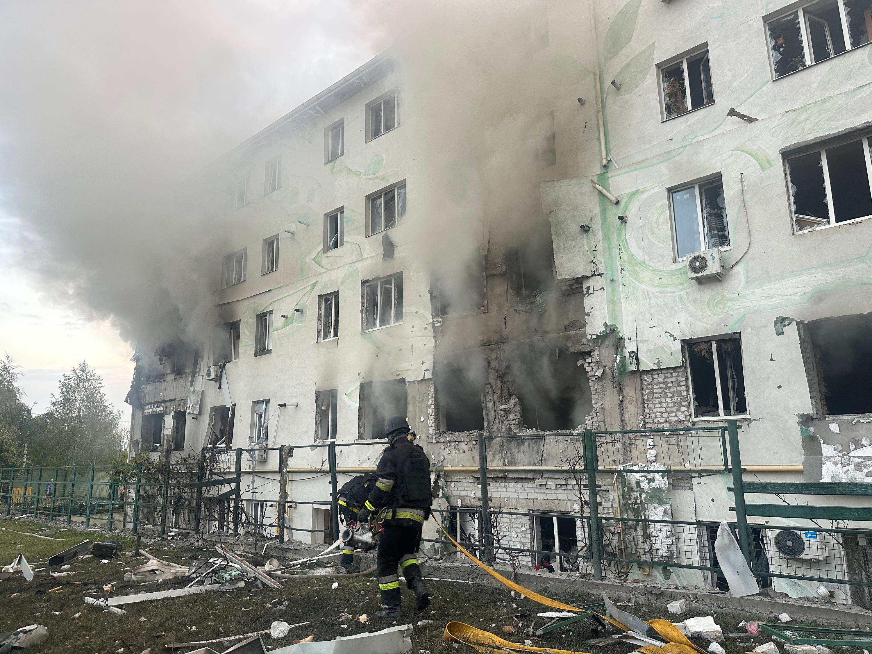 Росія знову вдарила по багатоповерхівці в Харкові 18.07.2025: там виникла пожежа