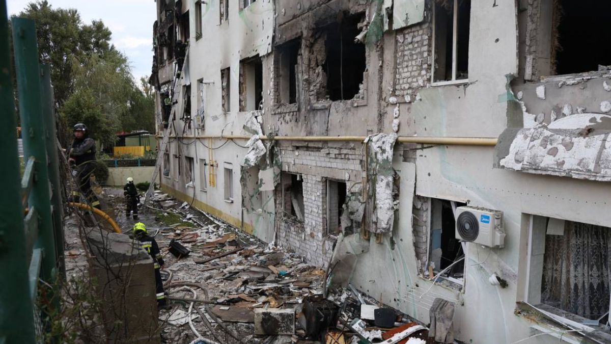 Під завалами у Харкові є люди Під завалами у Харкові є люди