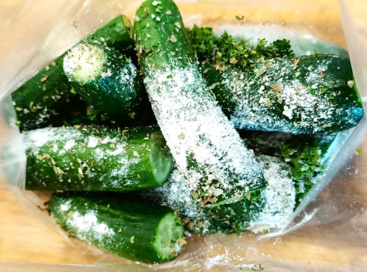 Малосольные огурцы в пакете за час