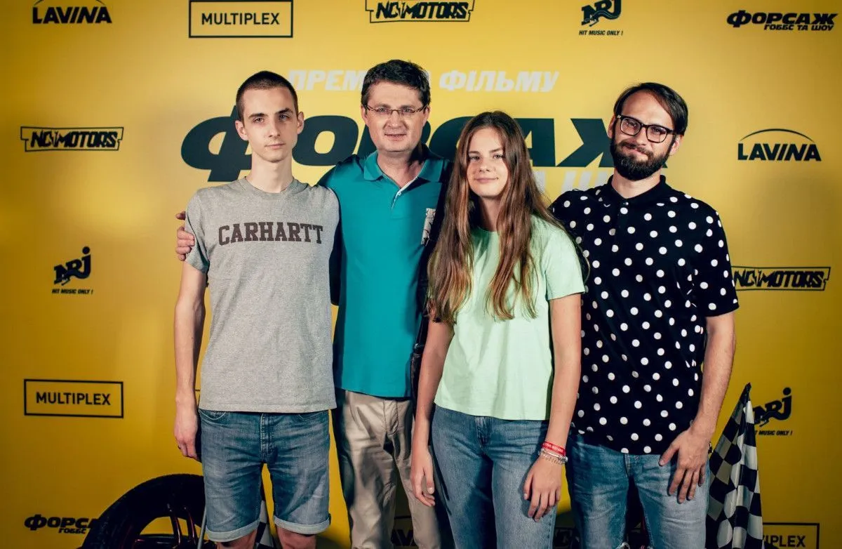 Игорь Кондратюк с сыновьями и дочерью