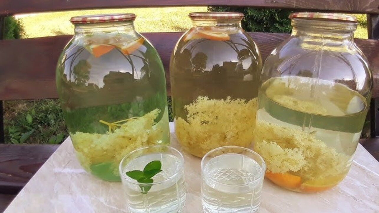 Ароматний компот з бузини