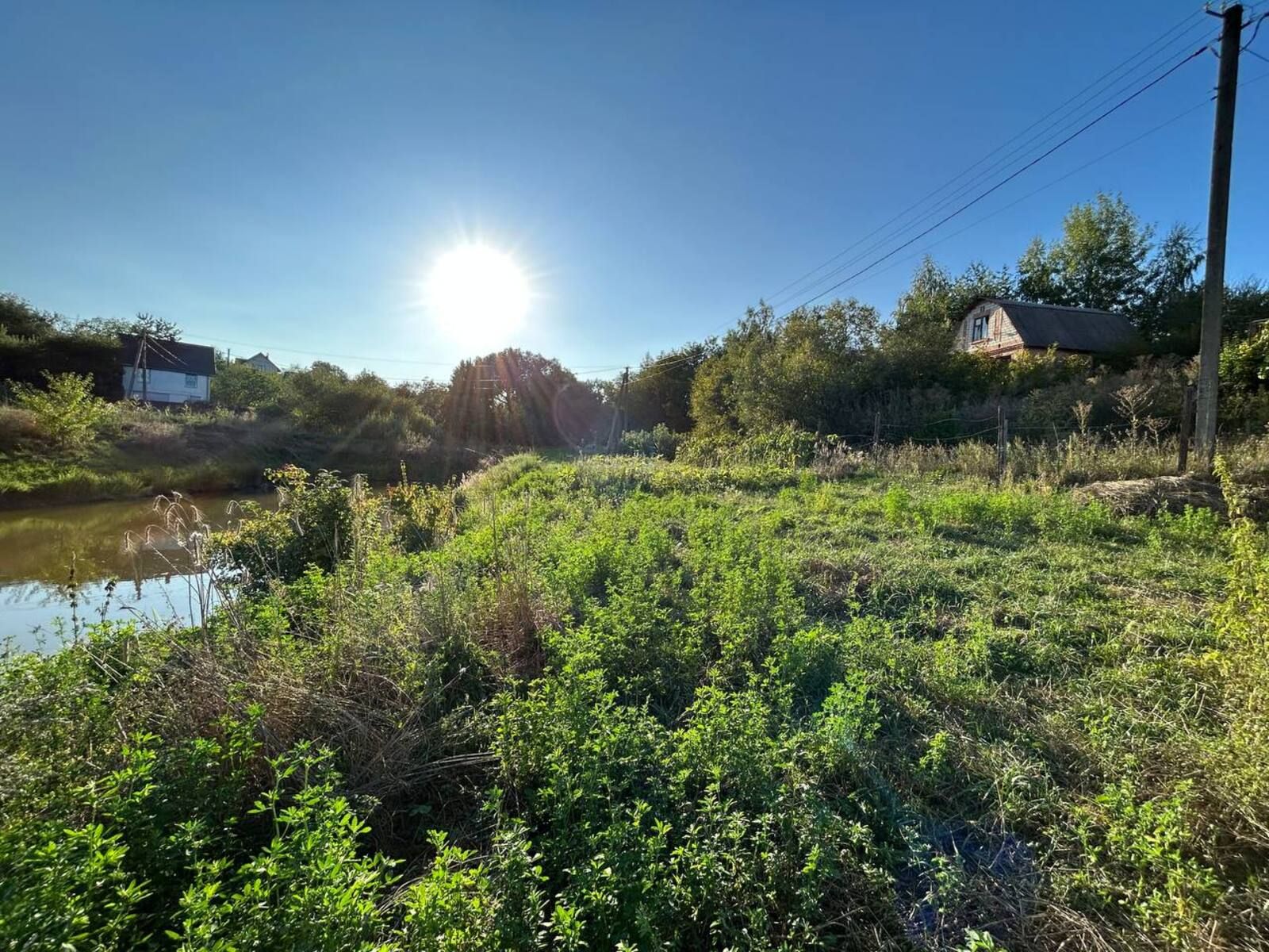 Земля у реки