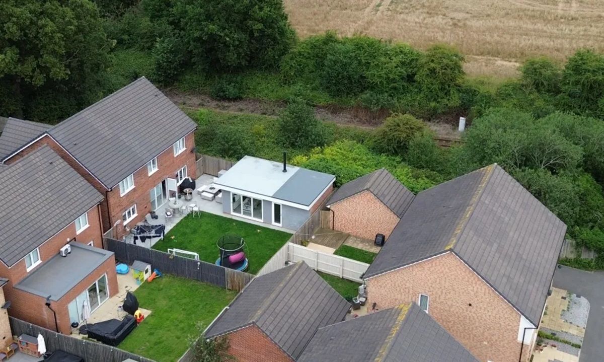 Мужчину заставляют снести свой домик Мужчину заставляют снести свой домик