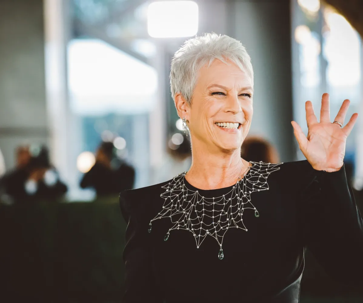 Джейми Ли Кертис смело заявляет о естественной красоте седины Джейми Ли Кертис смело заявляет о естественной красоте седины