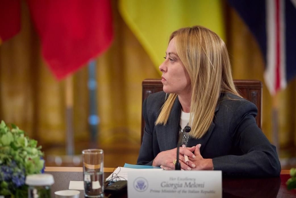 Джорджія Мелоні втрапила у конфуз з увімкненим мікрофоном Джорджія Мелоні втрапила у конфуз з увімкненим мікрофоном