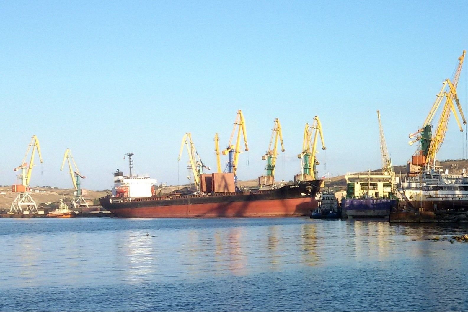 Завантаження судна у Феодосії