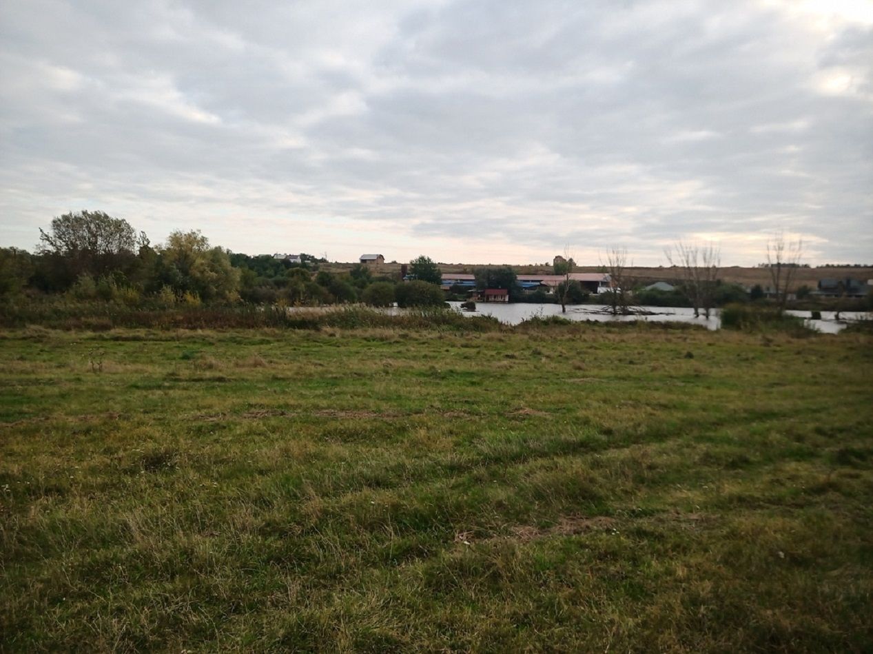 Земля біля річки