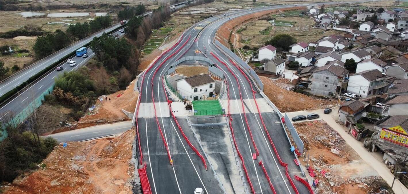 Владелец дома в центре автомагистрали таки переехал - что произошло - Недвижимость