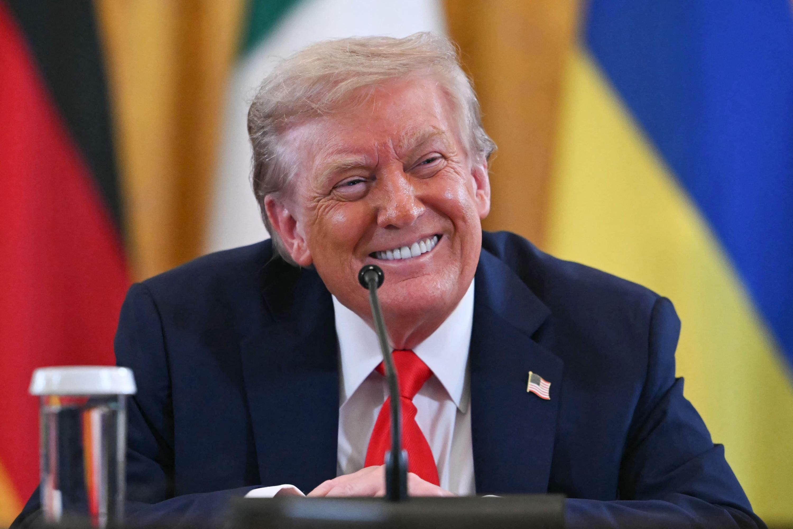 Дональд Трамп отказался от своего отпуска Дональд Трамп отказался от своего отпуска