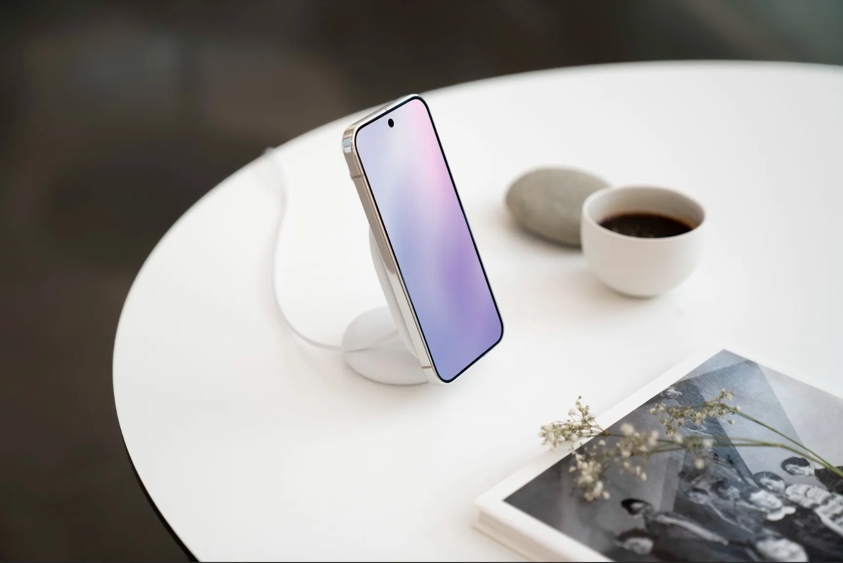 Pixel 10 на беспроводной зарядке Pixel 10 на беспроводной зарядке