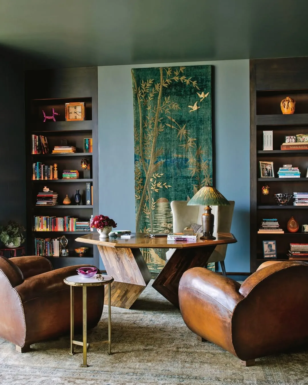 Полки с книгами в доме Дженнифер Энистон в доме Дженнифер Энистон