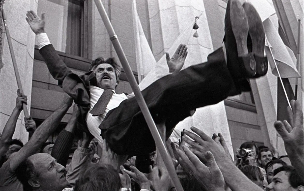 Левко Лук'яненко на руках