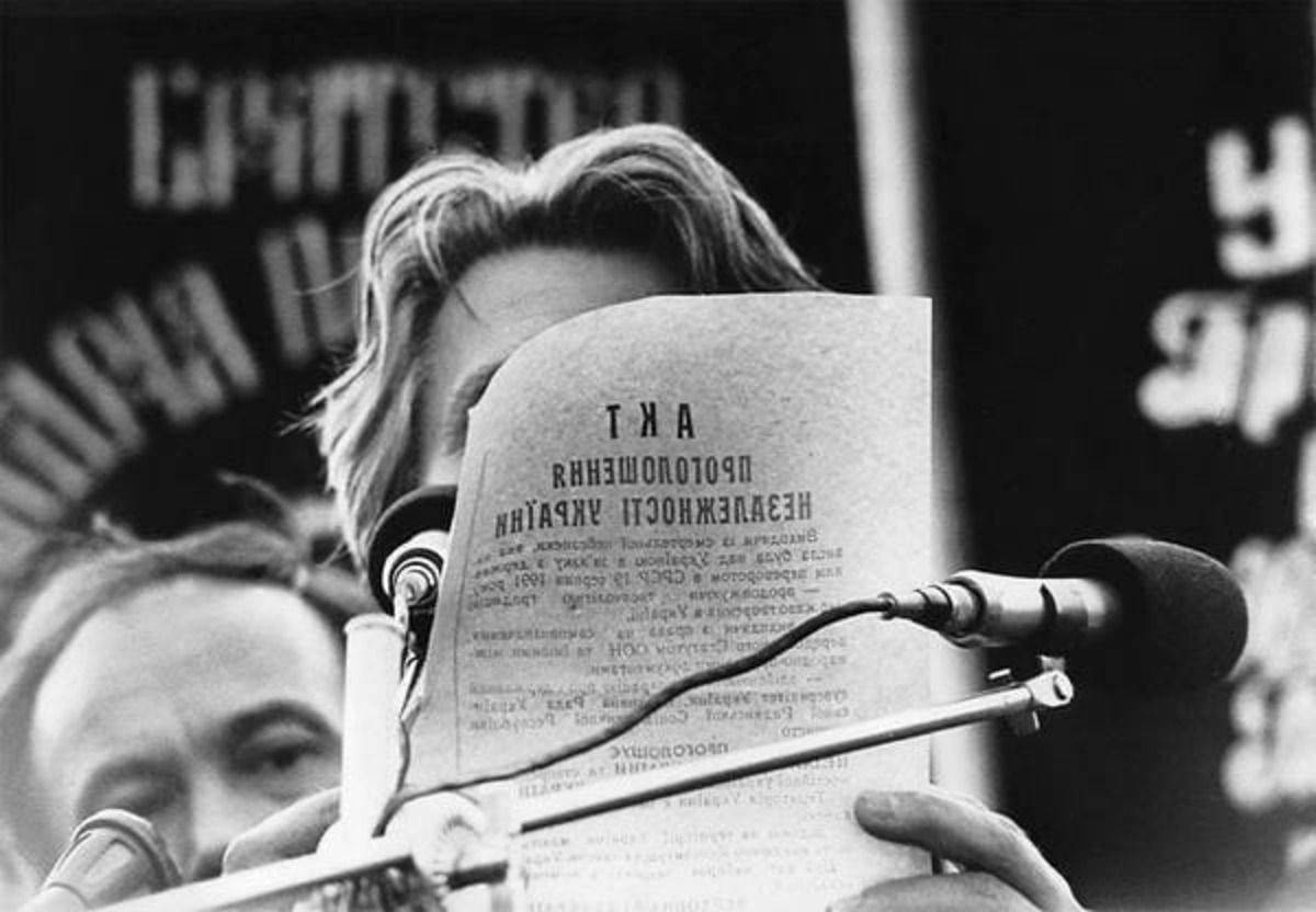 Левко Лукьяненко зачитывает Акт провозглашения независимости Украины Левко Лукьяненко зачитывает Акт провозглашения независимости Украины