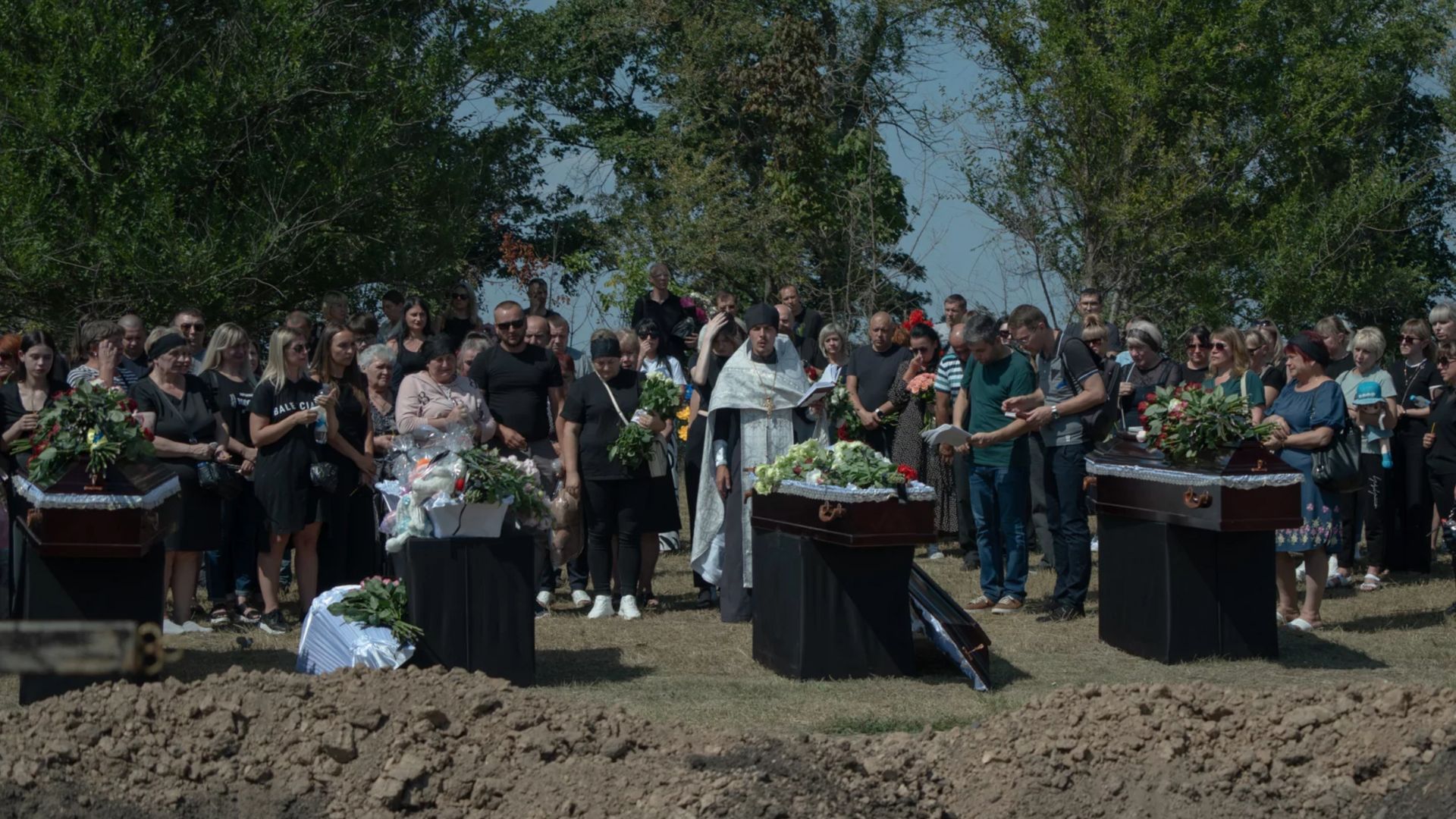 В Харькове попрощались с семьей, которая погибла в результате российского обстрела 18 августа - 24 Канал