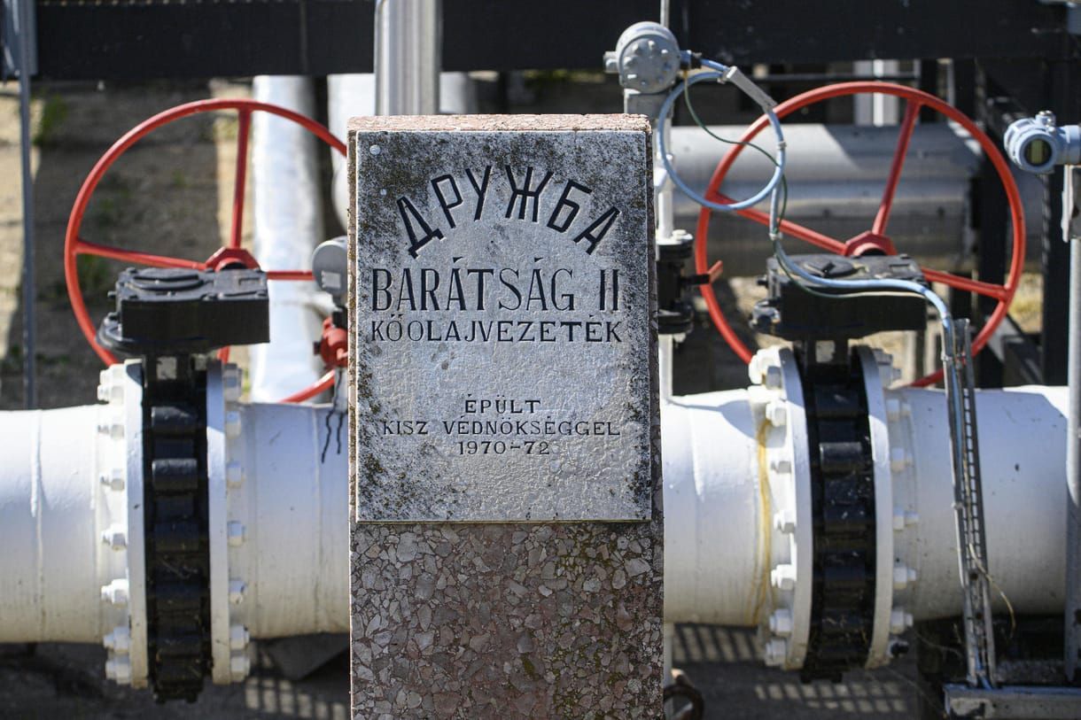 Сіярто заявив про зупинку постачання нафти до Угорщини Сіярто заявив про зупинку постачання нафти до Угорщини