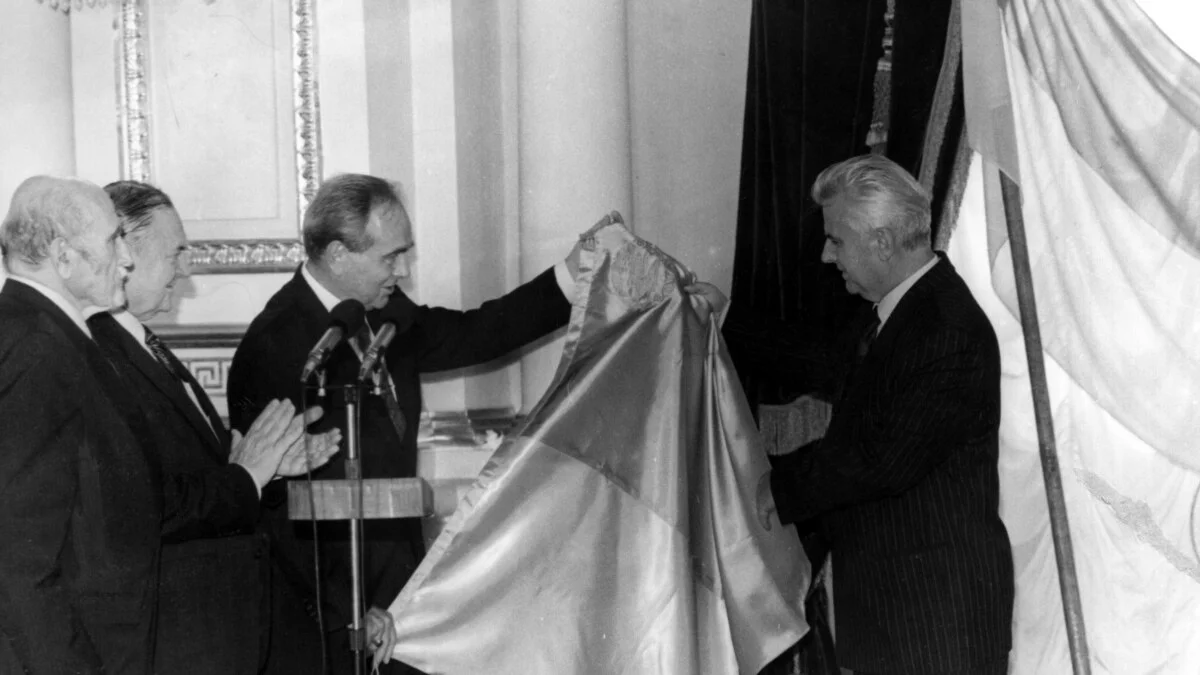 Плавьюк передает полномочия Кравчуку Плавьюк передает полномочия Кравчуку