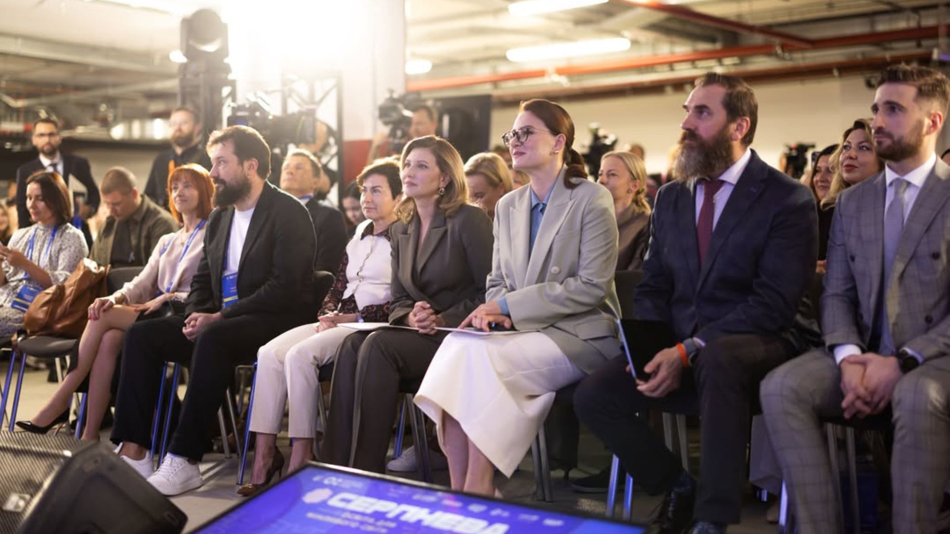 У класичному костюмі трендового кольору: Олена Зеленська вразила новим образом на публіці - Show24 У класичному костюмі трендового кольору: Олена Зеленська вразила новим образом на публіці - Show24