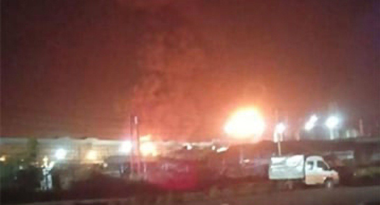 В Новошахтинске горит завод В Новошахтинске горит завод