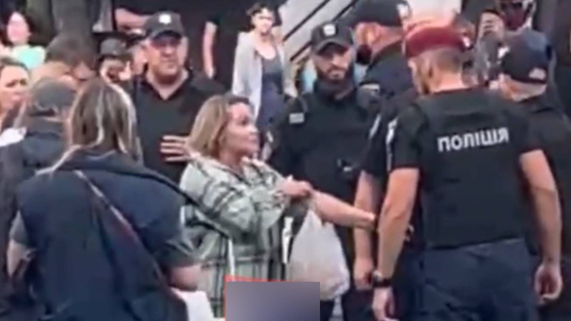 В Виннице толпа защищала от полиции мужчину, который находился в розыске ТЦК В Виннице толпа защищала от полиции мужчину, который находился в розыске ТЦК