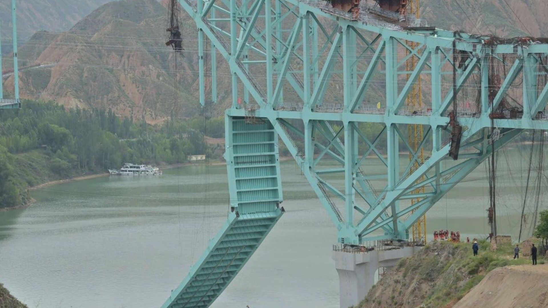 В Китае на мосту через реку оборвался трос железной дороги: есть погибшие и пропавшие без вести - 24 Канал В Китае на мосту через реку оборвался трос железной дороги: есть погибшие и пропавшие без вести - 24 Канал