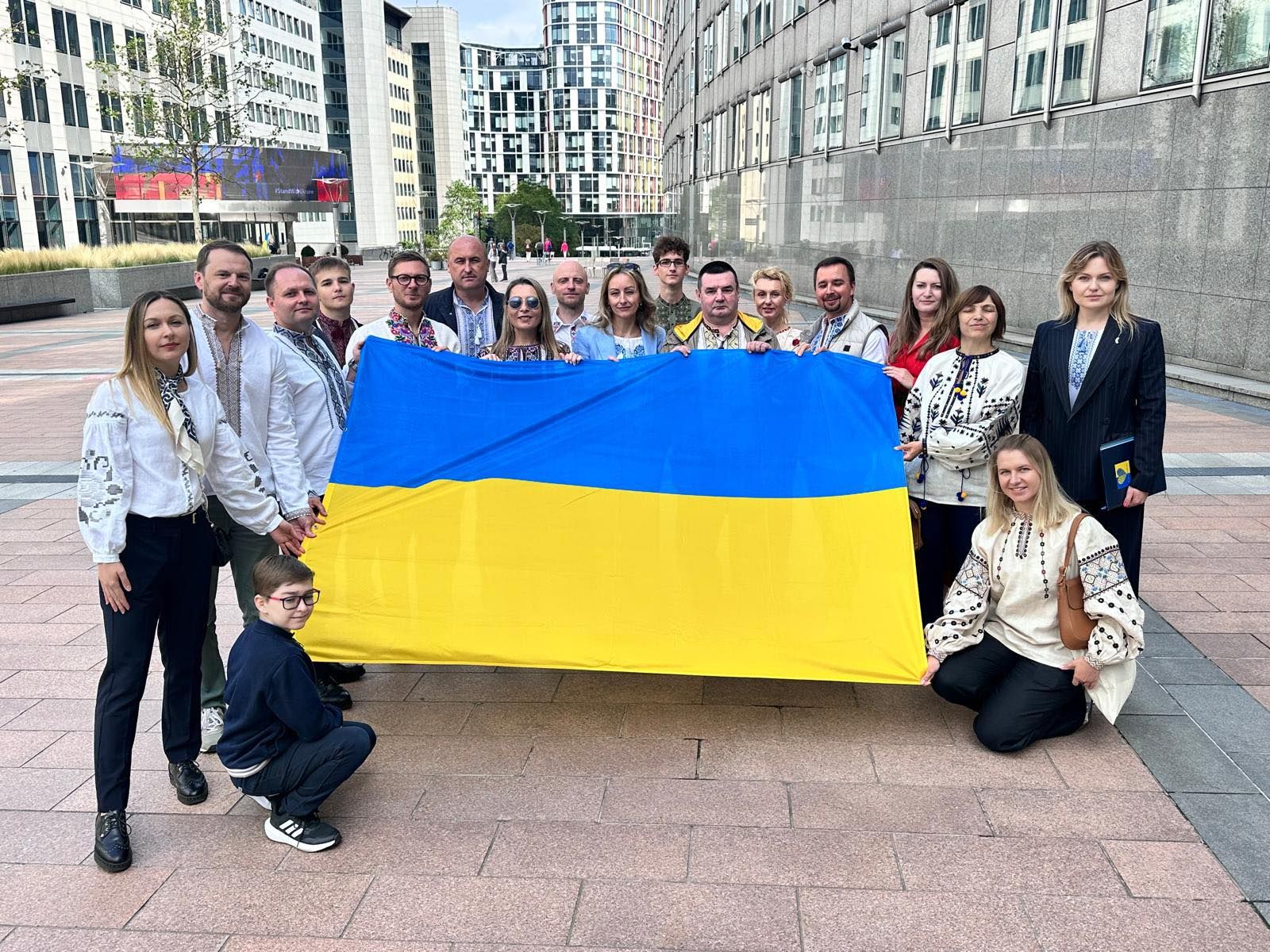 30-метровий український прапор біля Європарламенту 30-метровий український прапор біля Європарламенту