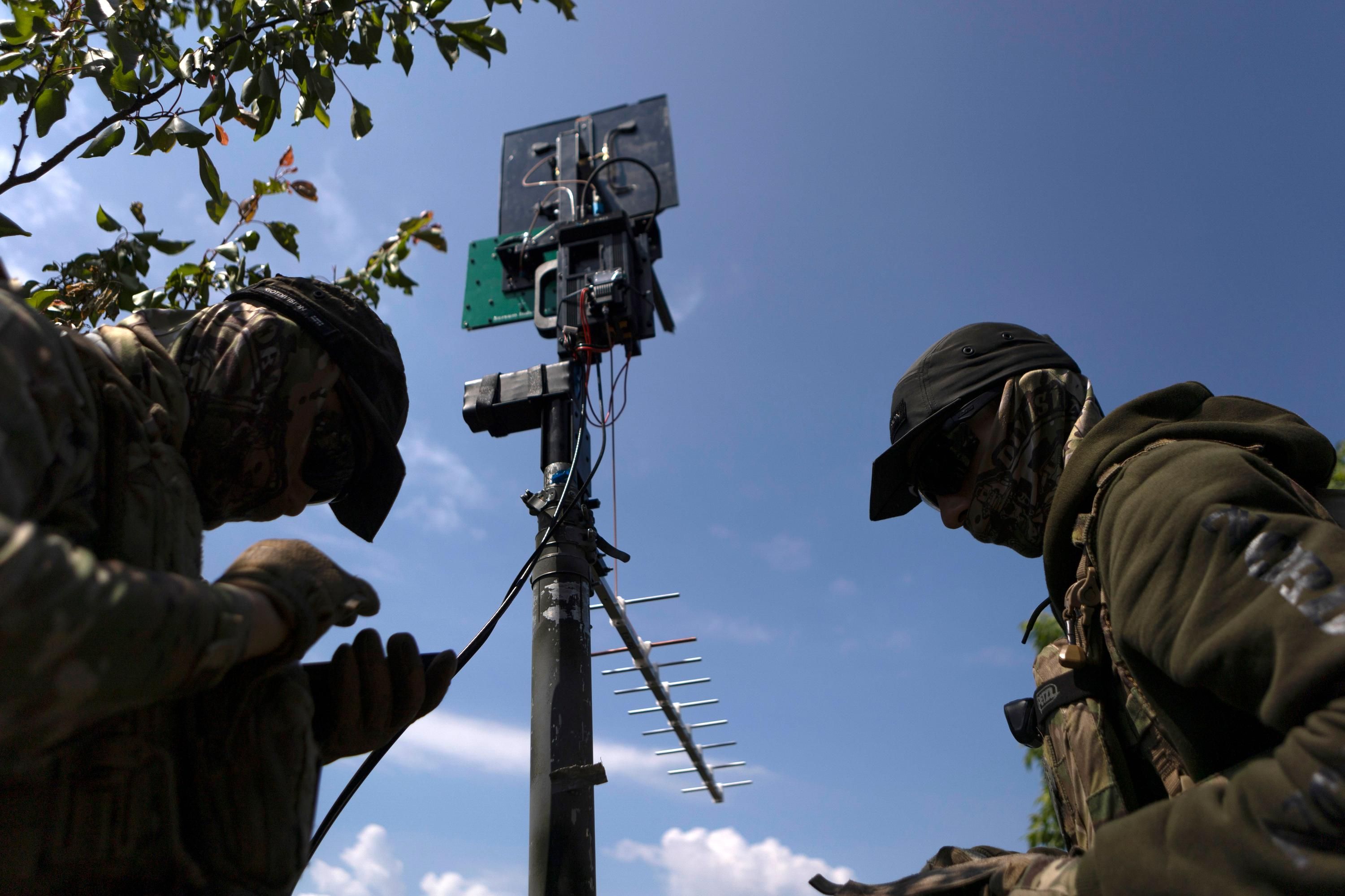 Бійці ГУР встановлюють антену для керування дронами Бійці ГУР встановлюють антену для керування дронами