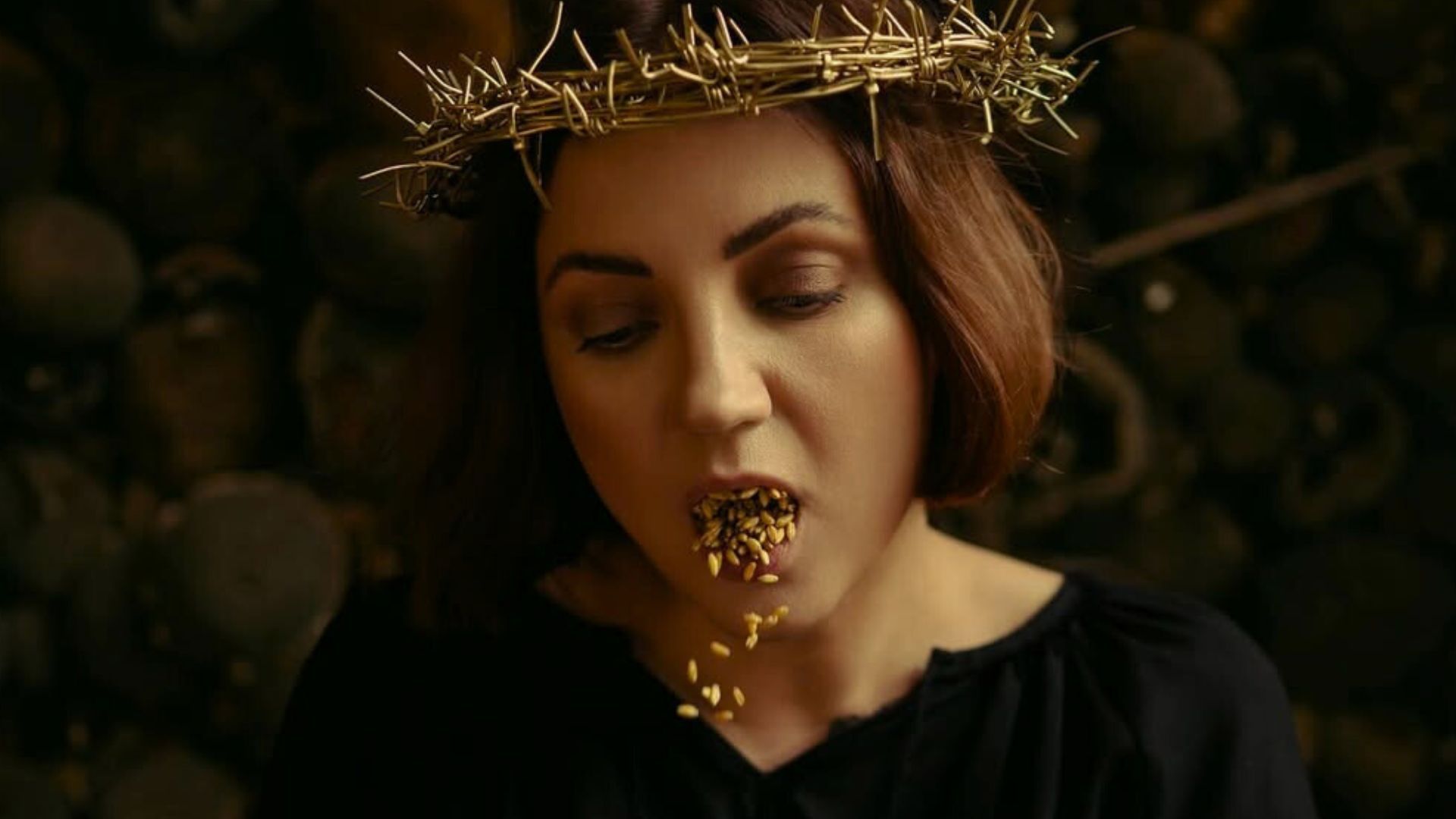 Жетілген шашты порно Төрт траннидің жігітті транзакциялауының порносын қараңыз