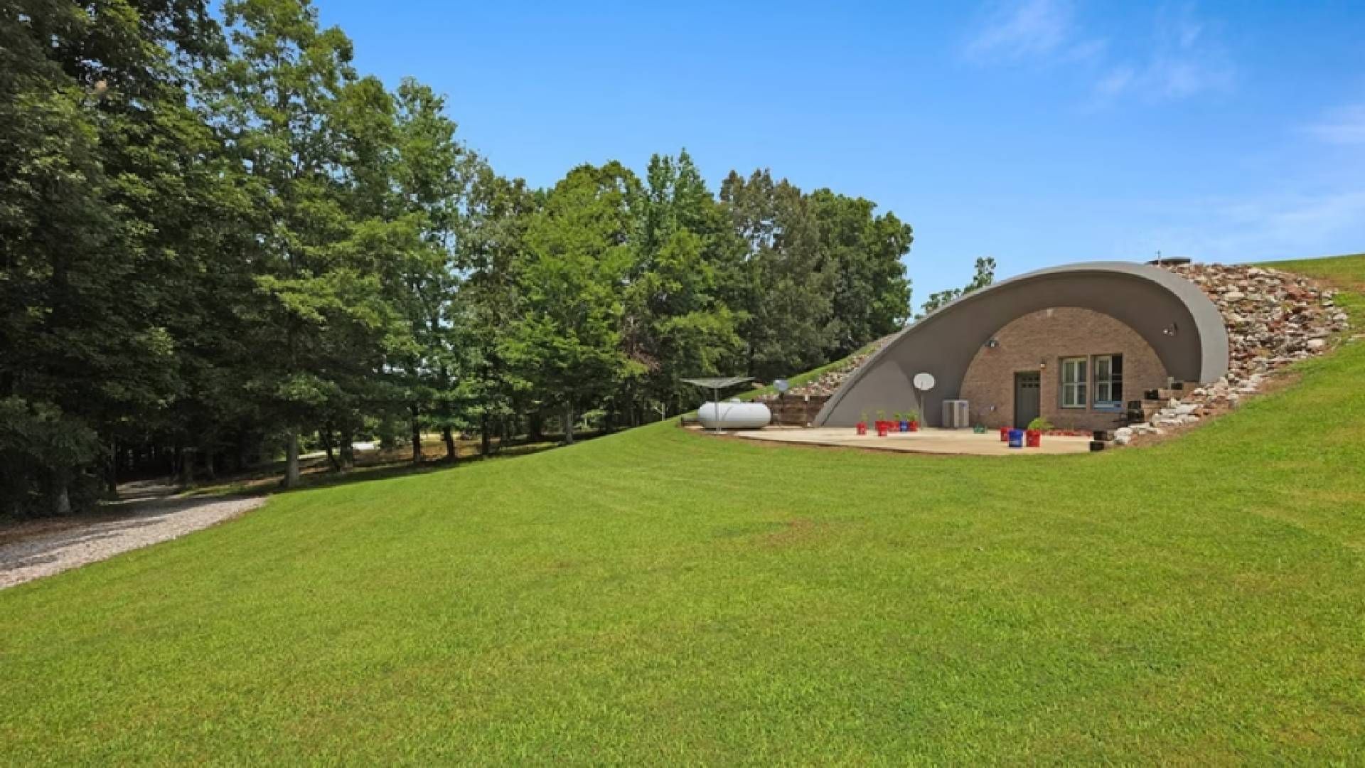 В США выставили на продажу подземный дом в стиле Хоббита