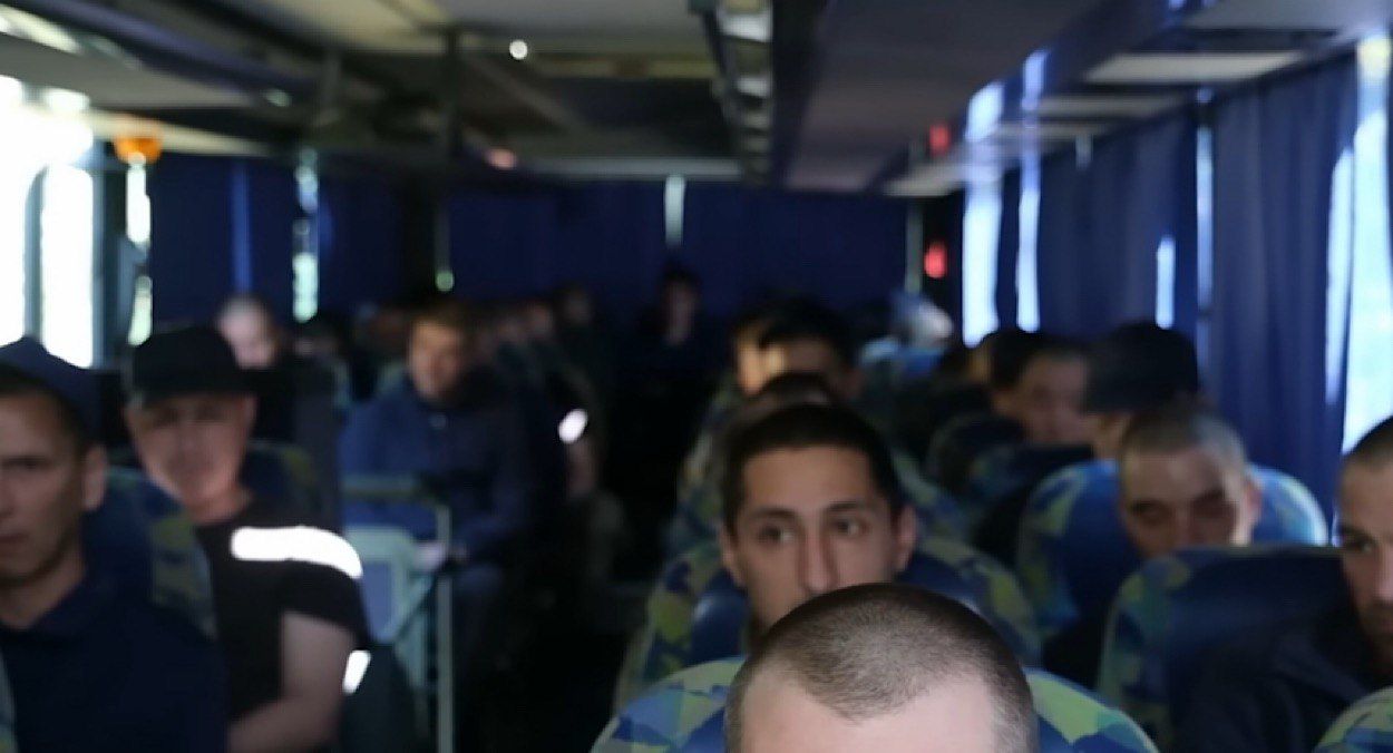 Росіяни повертаються з обміну Росіяни повертаються з обміну