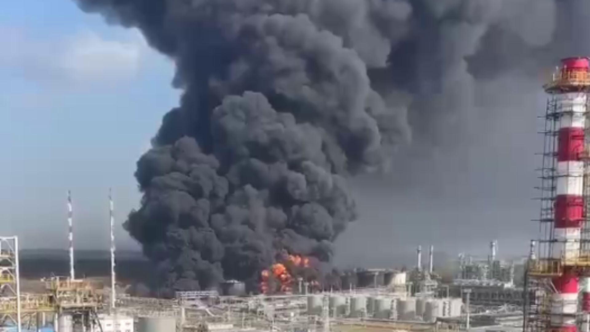 Пожар на НПЗ в России пять дней подряд Пожар на НПЗ в России пять дней подряд