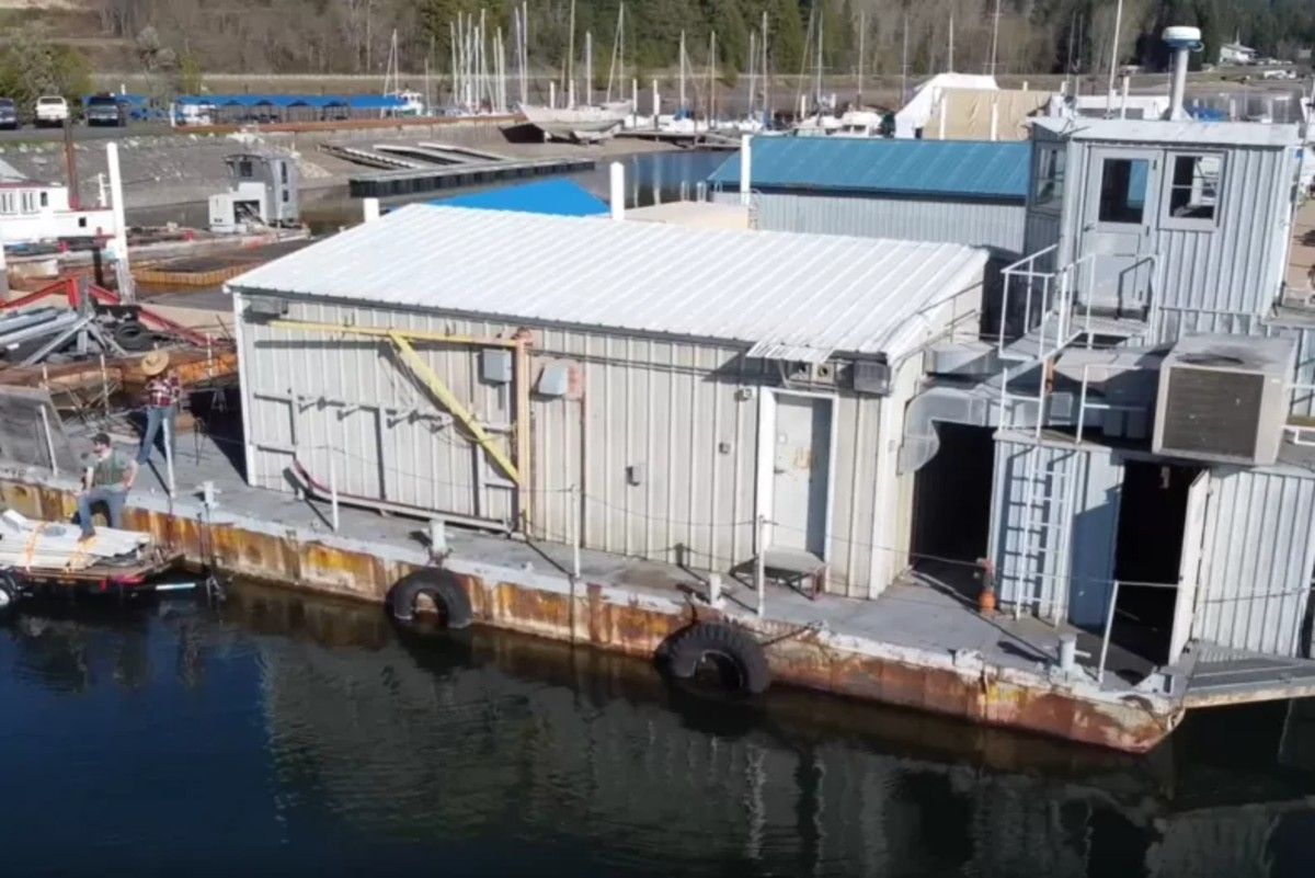 Баржа постепенно превращается в дом мечты Баржа постепенно превращается в дом мечты