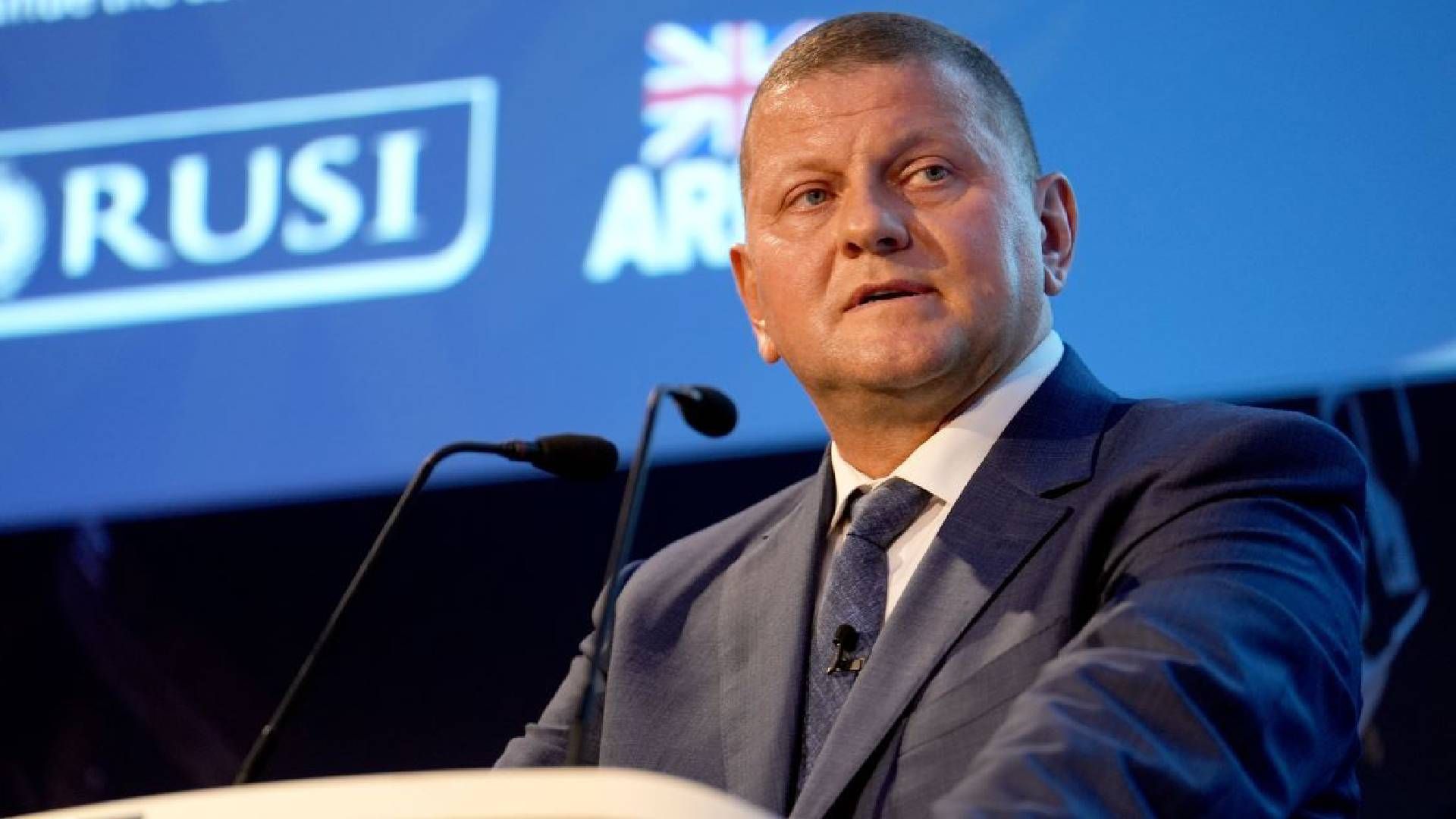 Залужный обещал Ермаку не критиковать Зеленского на время войны Залужный обещал Ермаку не критиковать Зеленского на время войны