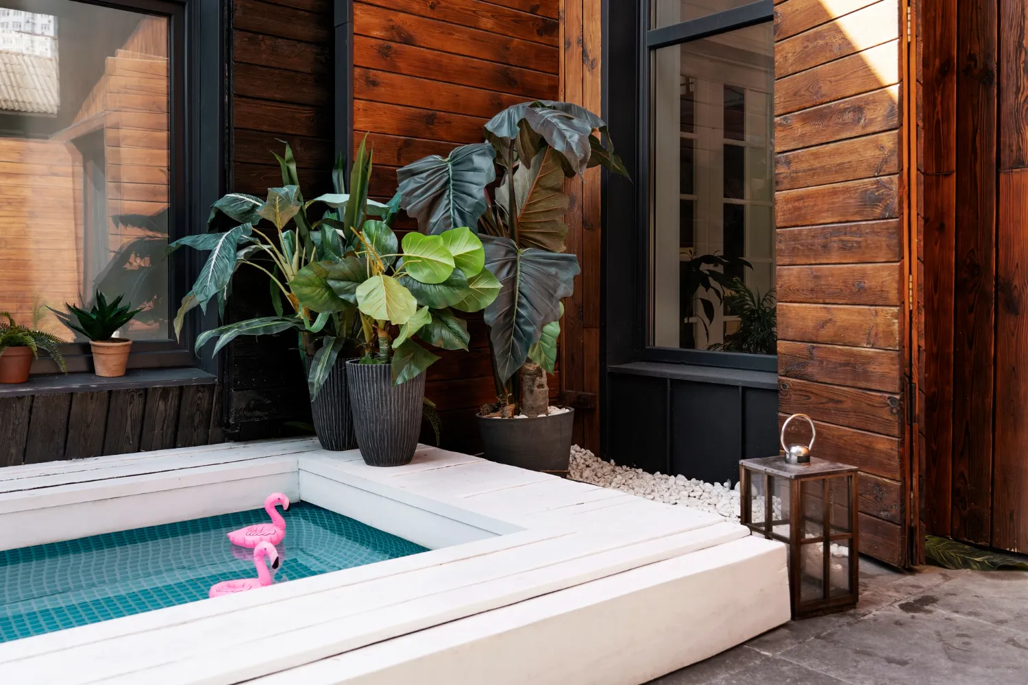 Бассейн во дворе Бассейн во дворе