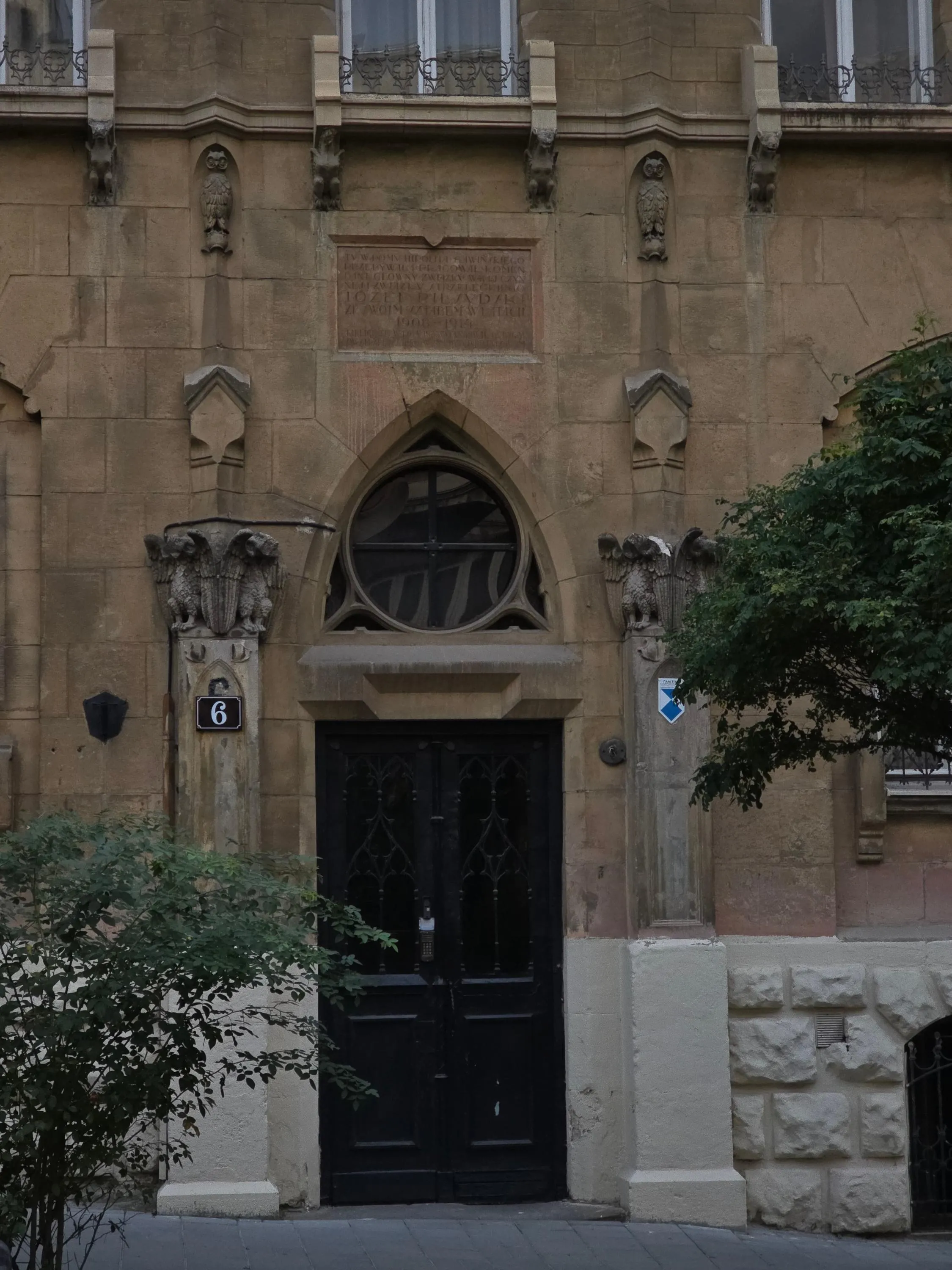 Дом с химерами на Героев Майдана 6 во Львове Дом с химерами на Героев Майдана 6 во Львове