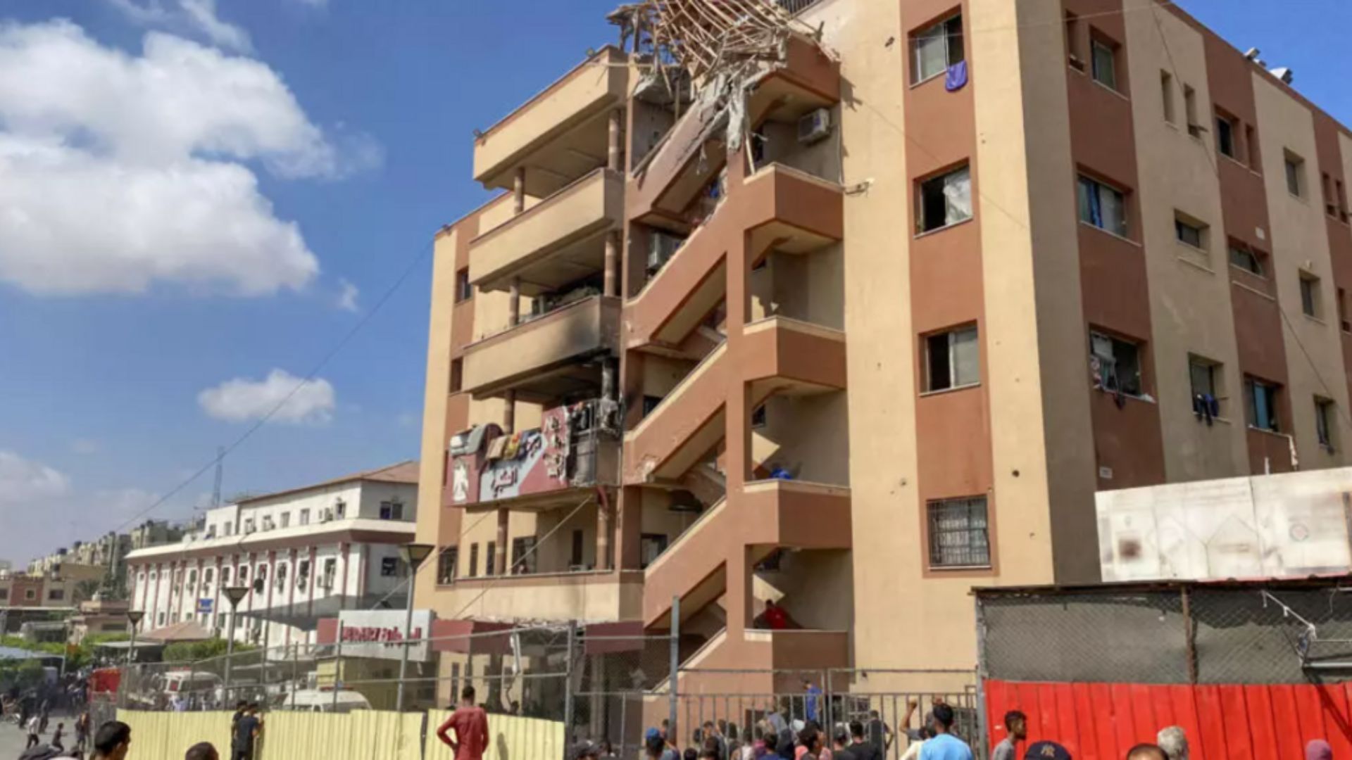 Израиль нанес удар по больнице в Газе: среди погибших - журналисты