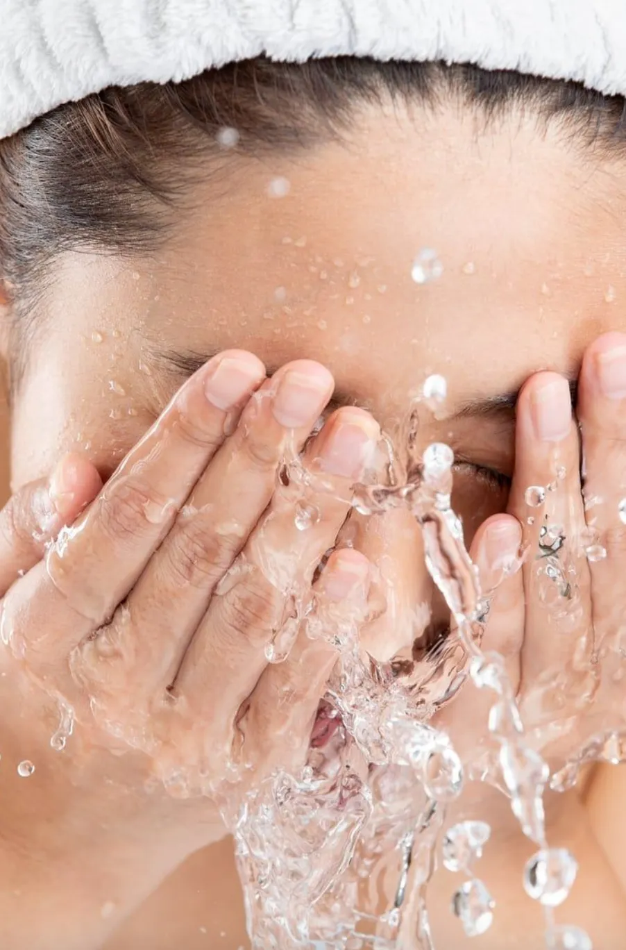 Обличчя слід вмивати теплою водою, а не гарячою Обличчя слід вмивати теплою водою, а не гарячою