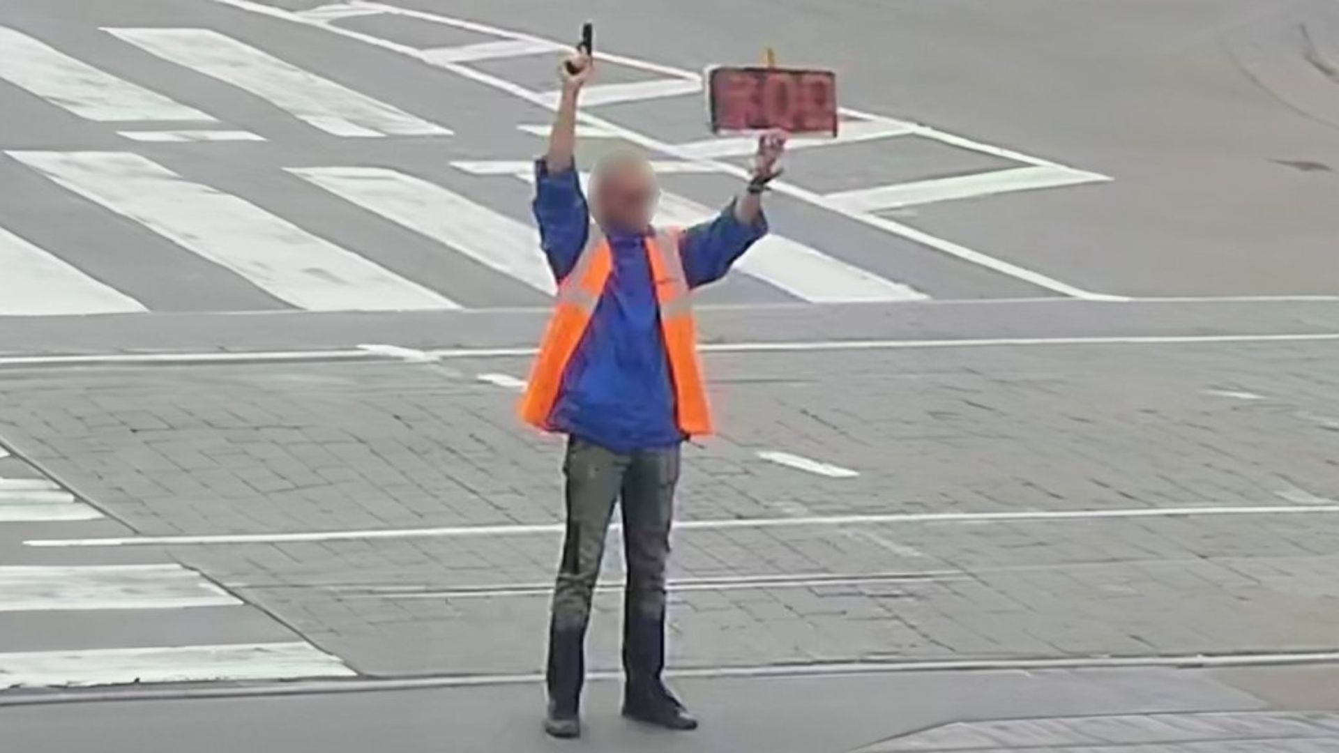 Чоловік з пістолетом під час хвилини мовчання у Вінниці Чоловік з пістолетом під час хвилини мовчання у Вінниці