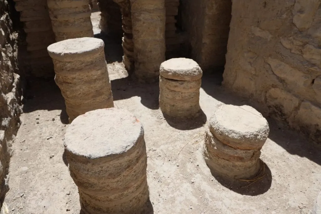 Небольшие колонны римской системы гипокауста, использовавшиеся для напольного отопления