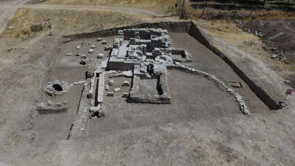 Систему подогрева пола нашли в 1700-летней римской бане в Элязиге Систему подогрева пола нашли в 1700-летней римской бане в Элязиге