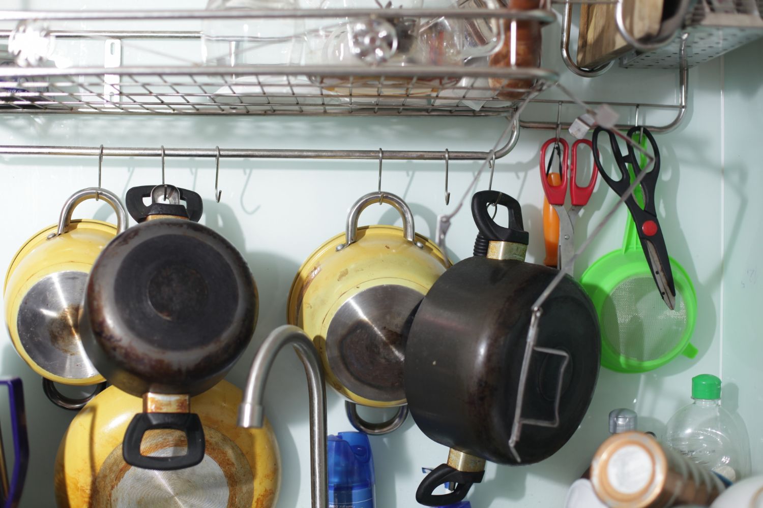 Сковорідки та каструлі можуть псуватися від неправильного зберігання Сковорідки та каструлі можуть псуватися від неправильного зберігання