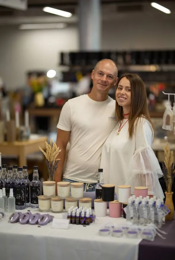 Анна та її чоловік Станіслав разом вирощують лаванду Анна та її чоловік Станіслав разом вирощують лаванду