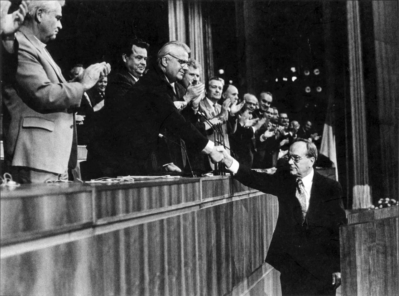 Президент УНР Микола Плав'юк тисне руку Кравчуку