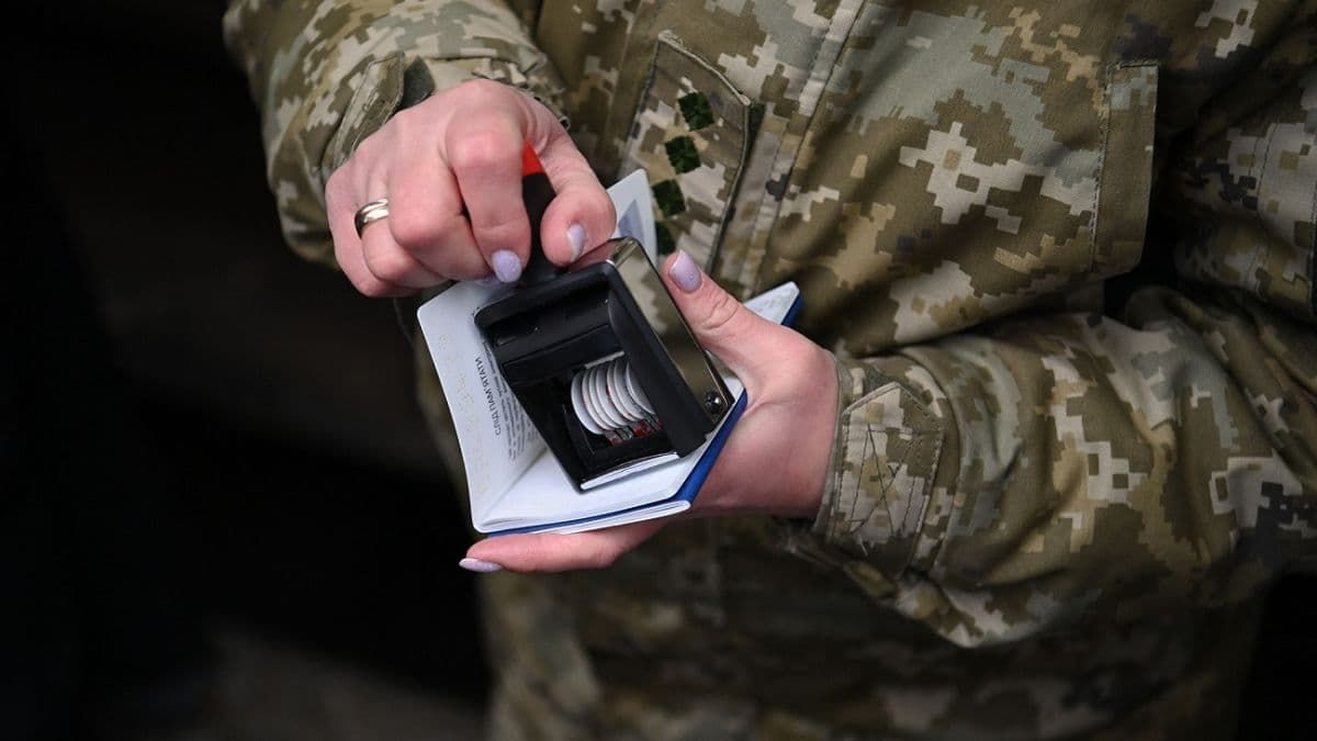 Все ребята от 18 до 22 лет уже завтра могут выезжать из Украины: Правительство опубликовало постановление - 24 Канал