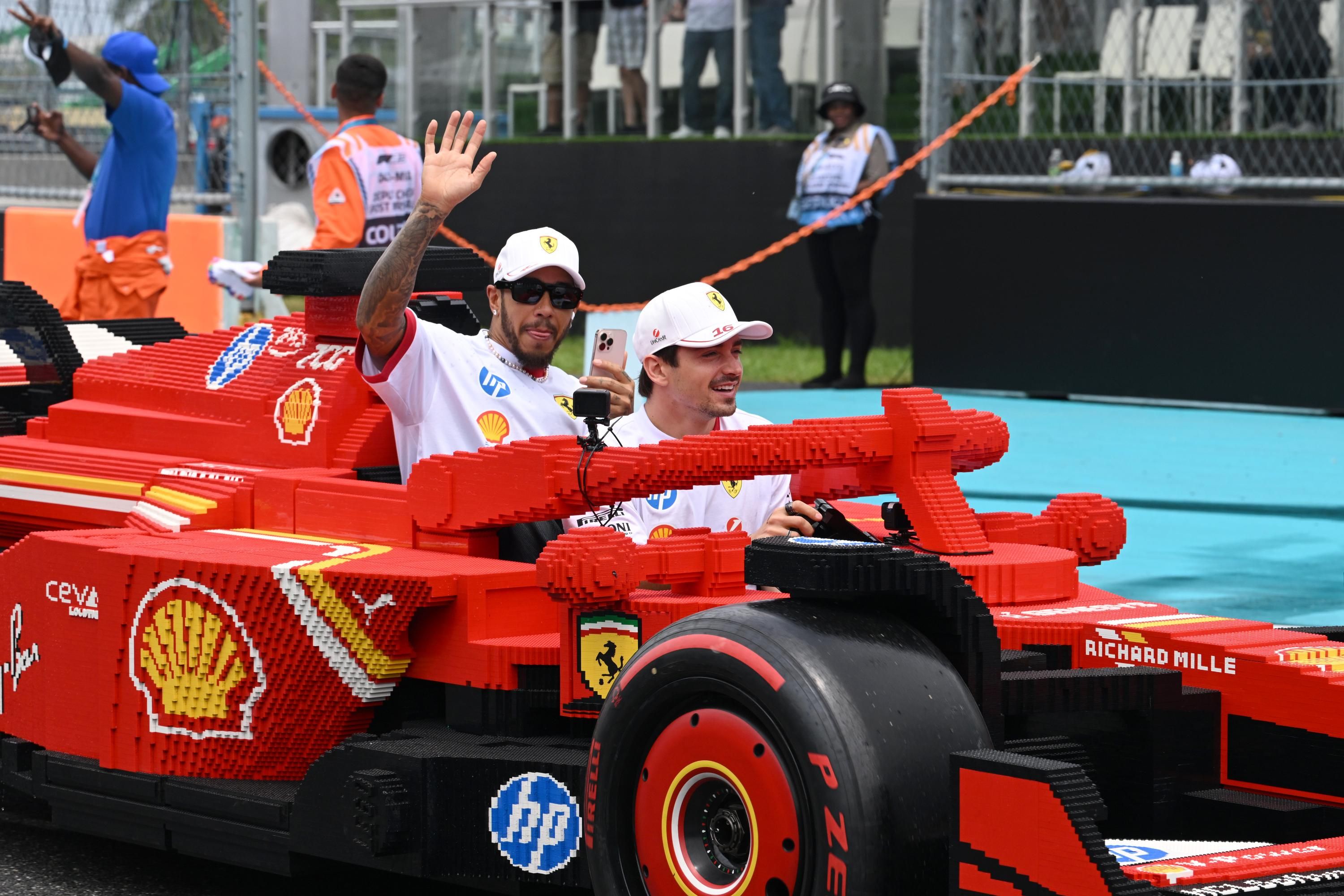 Гонщики Ferrari Льюїс Гемілтон та Шарль Леклер на параді Lego перед Гран-прі Формули-1 у Майамі