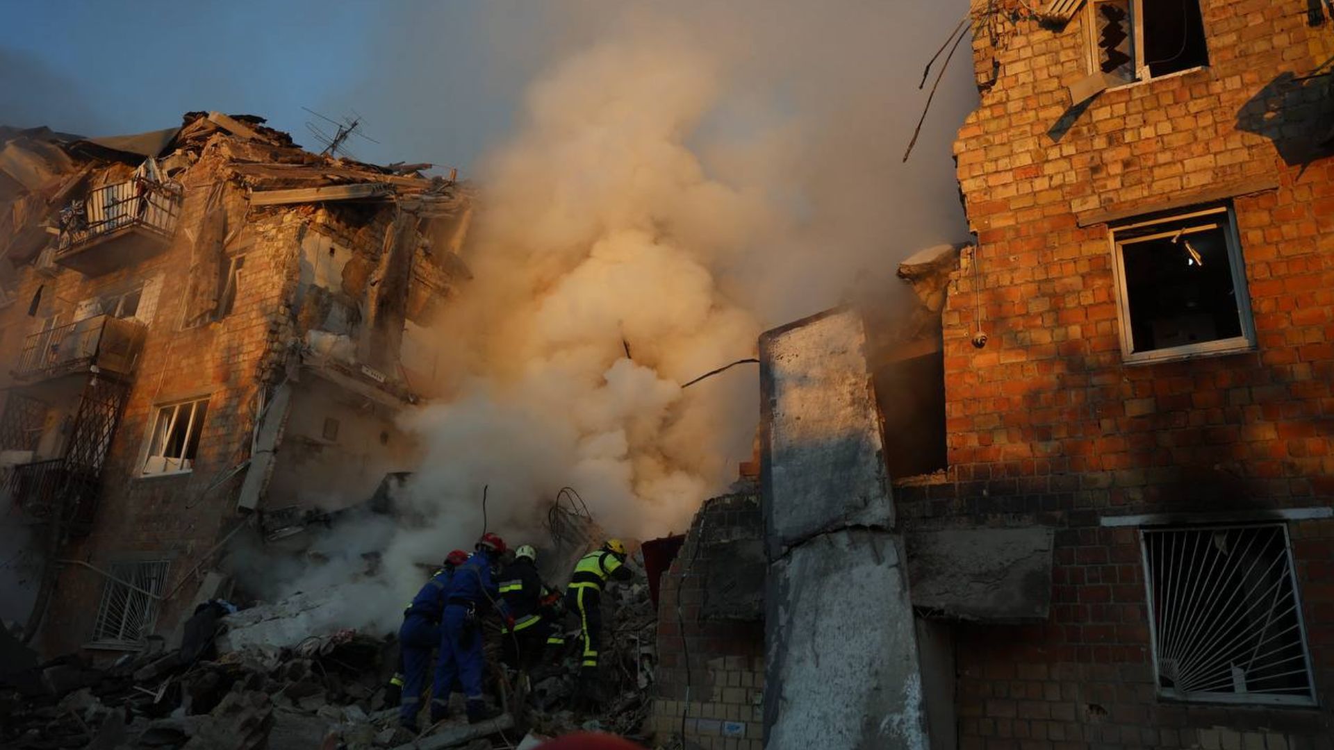 Лунають крики про допомогу: у Києві з-під завалів дістали маленьку дитину - 24 Канал Лунають крики про допомогу: у Києві з-під завалів дістали маленьку дитину - 24 Канал