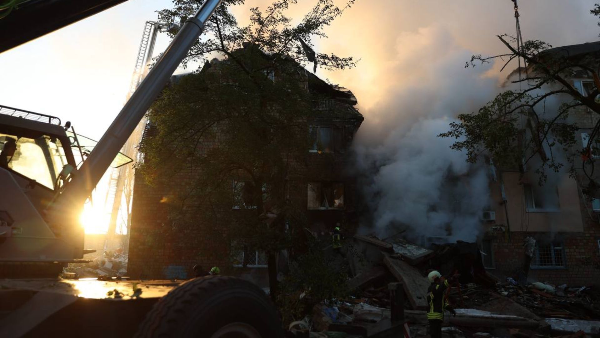 Рятувальники шукають людей під завалами у Києві Рятувальники шукають людей під завалами у Києві