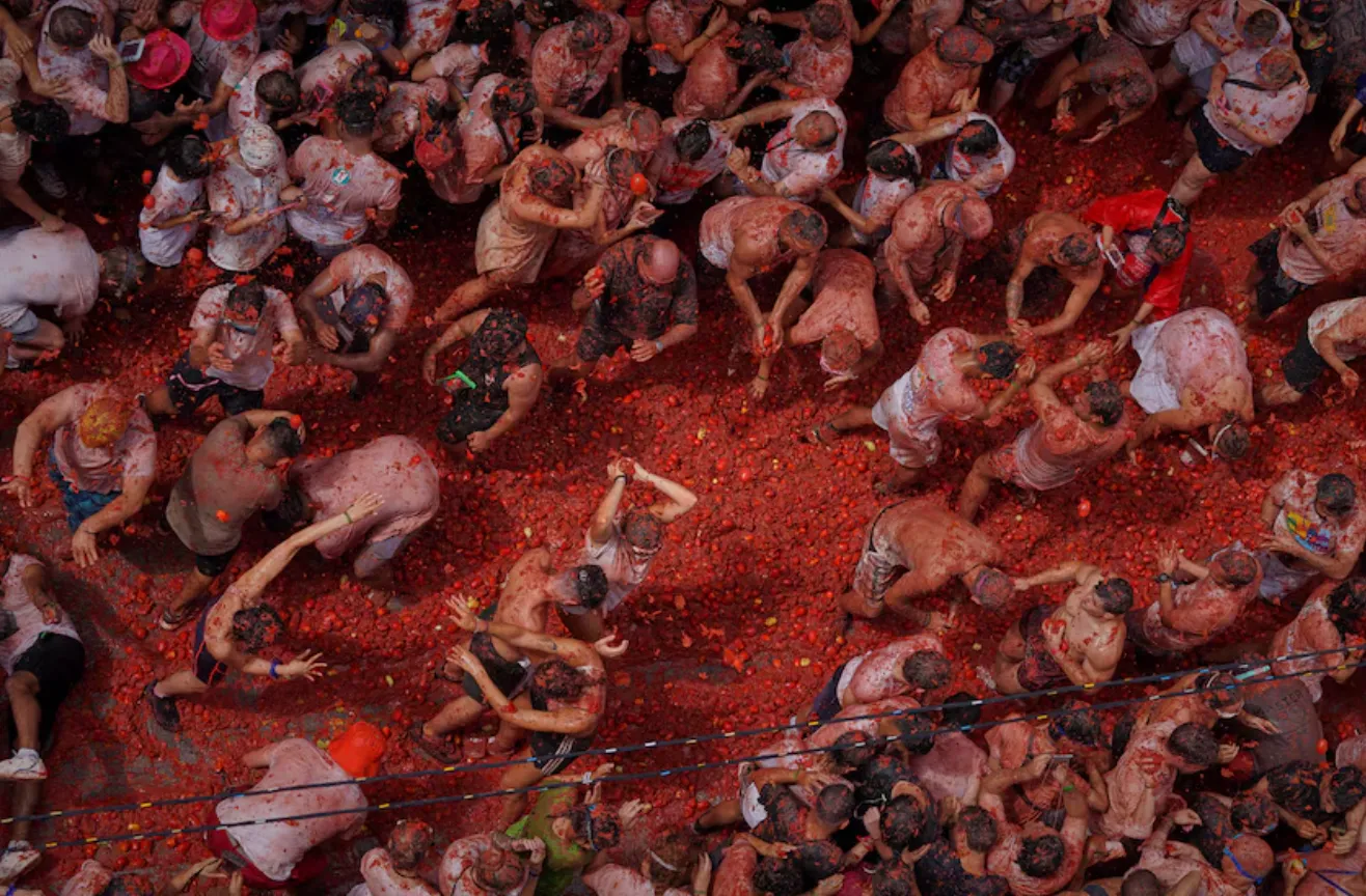 Тисячі людей кидалися помідорами