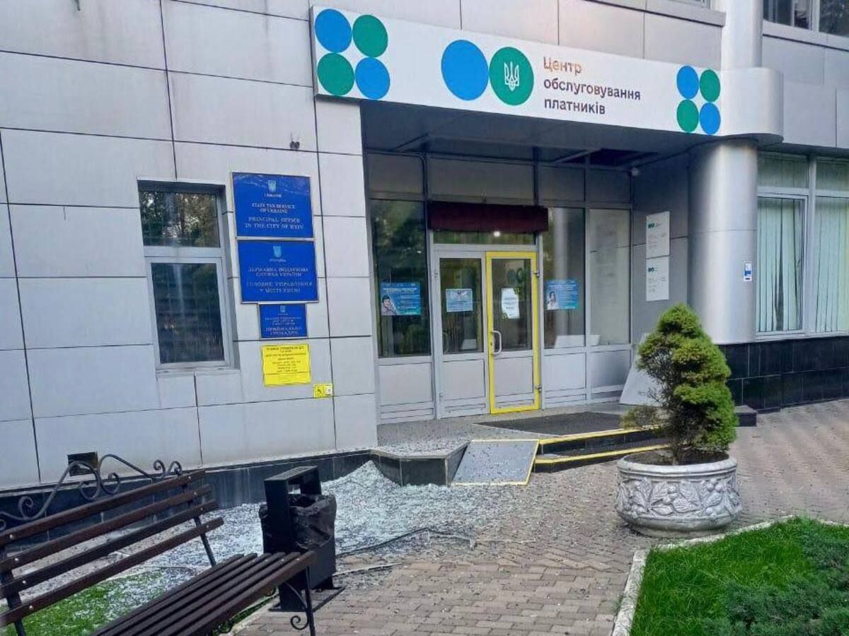 Обстрел Киева повредил два здания налоговой службы Обстрел Киева повредил два здания налоговой службы